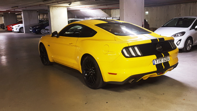 Mε μία Ford Mustang αφήνεις για… πλάκα λάστιχο στο δρόμο!